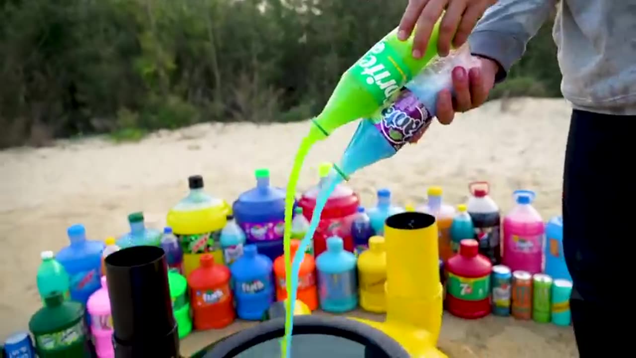 EXPERIMENT: Big Balloons from Toothpaste Eruption with Giant Mtn Dew, Fanta, Mirinda, Cola & Mentos