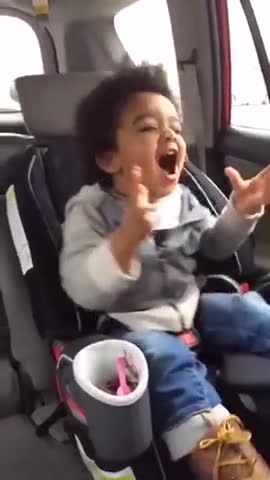 Movimientos de baile de un niño alimentados por un helado y música de los años 80