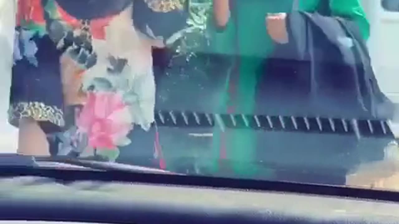 Check girl reaction 👀👈