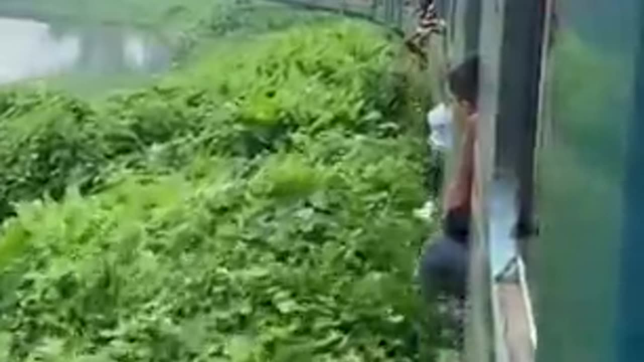 Man tried to steal phone from a moving trainā¦and nearly succeeds š«