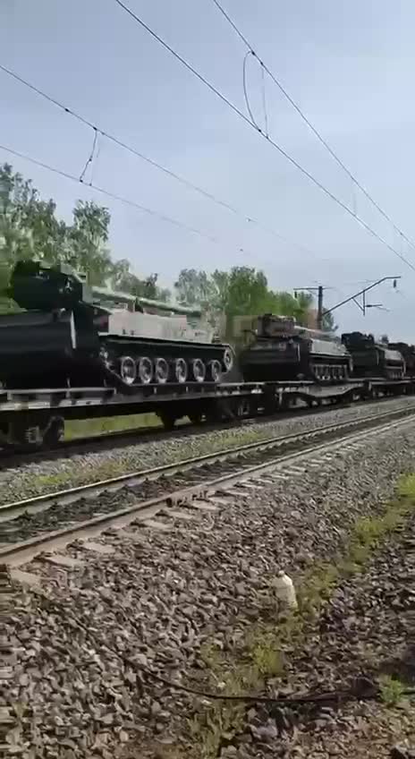 Vícenásobný raketomet Uragan a 152mm SAU Hyacinth z Irkutské oblasti na Ukrajinu