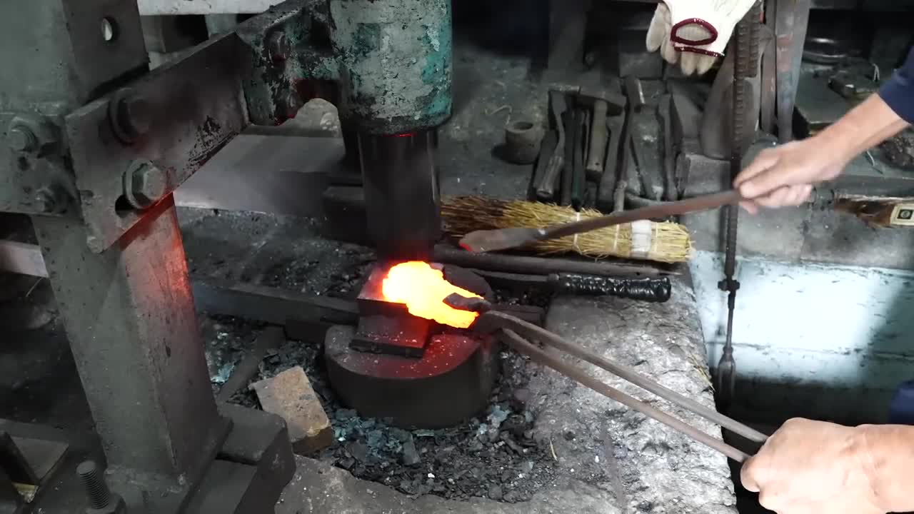 How Japanese samurai swords were made. A 75-year-old swordsman who has made 1,000 Japanese swords