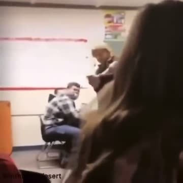 🇺🇸 A teacher forcefully carried a student out for not wearing a face mask at a school in California.