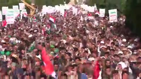 Absolutely insane scenes from Sana'a, Yemen 🇾🇪 today millions celebrating the atacks #Israel