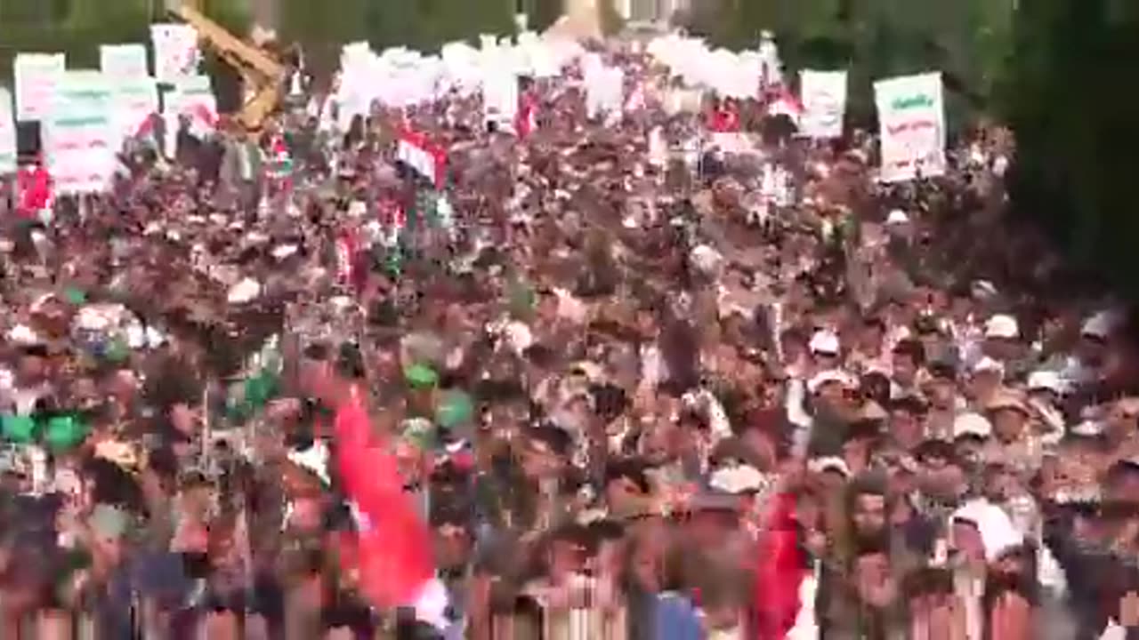 Absolutely insane scenes from Sana'a, Yemen 🇾🇪 today millions celebrating the atacks #Israel