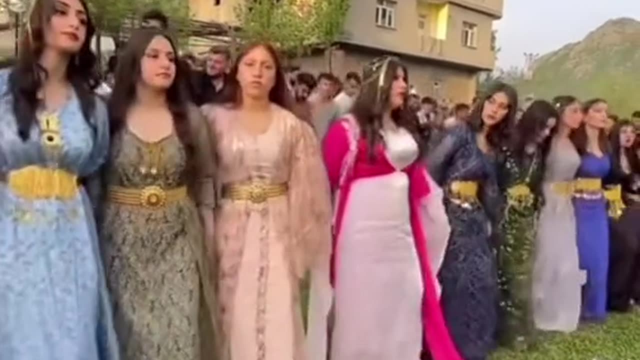 kurd girls dancing amazingly