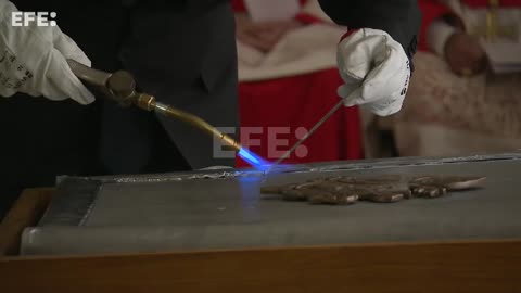 El féretro del papa emérito Benedicto XVI es trasladado a las grutas vaticanas