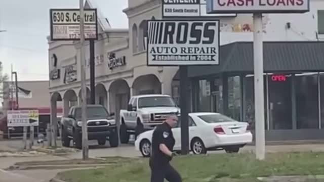 Texas: Richardson police helping mama duck & her babies cross the access road on 75