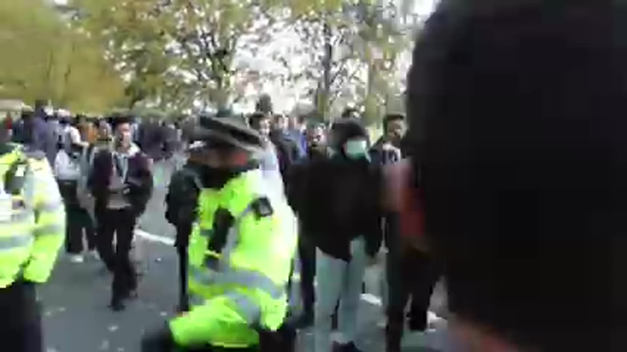 POLICE QUESTION THE MASKED MAN #speakerscorner