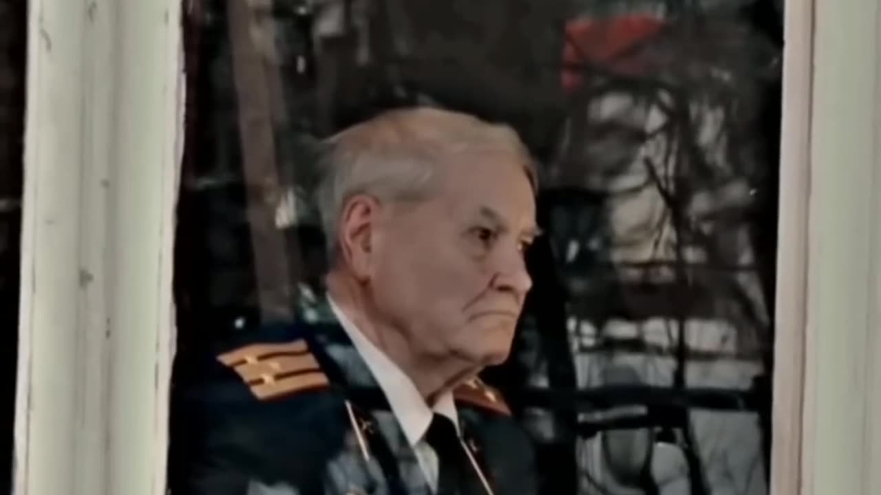 Russian soldiers salute old Soviet veteran
