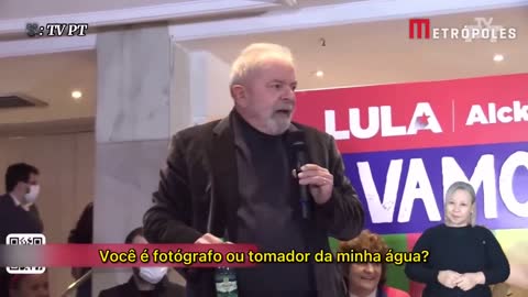 Fotógrafo tenta tirar garrafa de água das mãos de Lula e ex-presidente o repreende