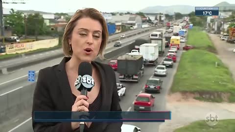 Caminhoneiros fecham rodovias após vitória de Lula | SBT Brasil (31/10/22)