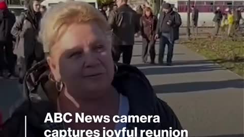 James Longman encounters special moment while interviewing activist in Kherson l ABC News