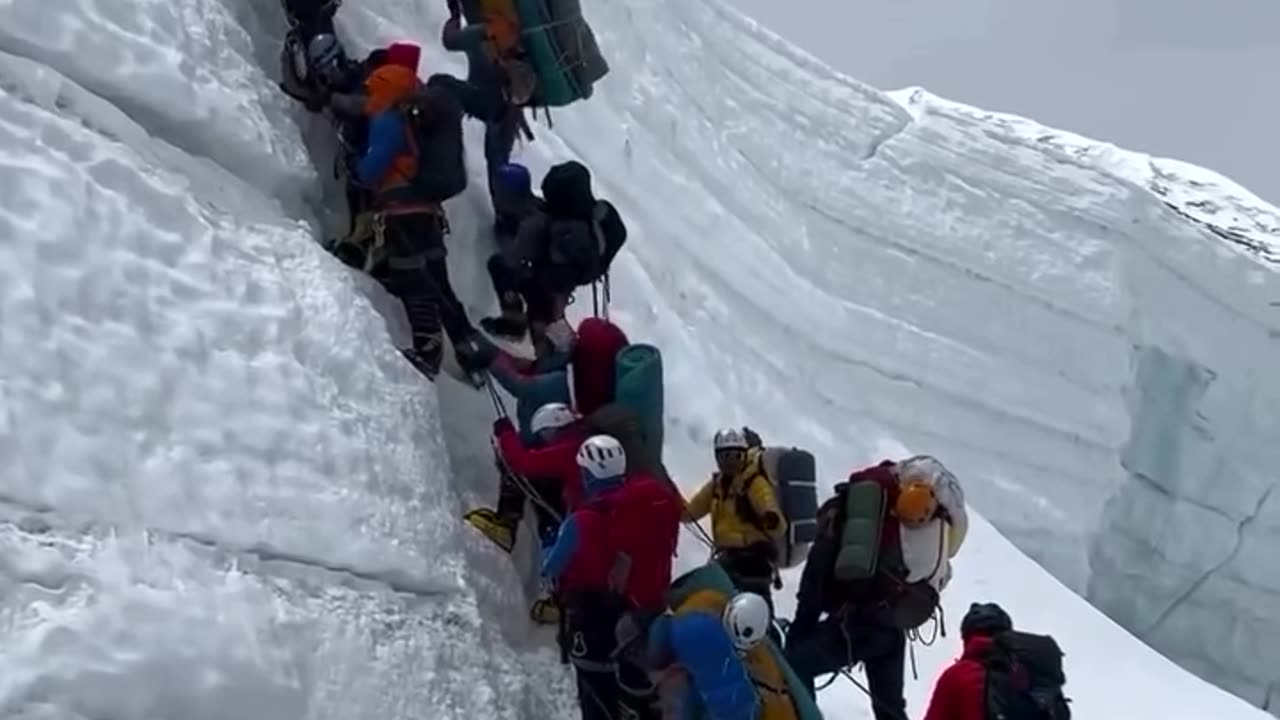 Traffice jam in mount everest