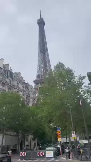 "Modern Paris": A tourist's guide.