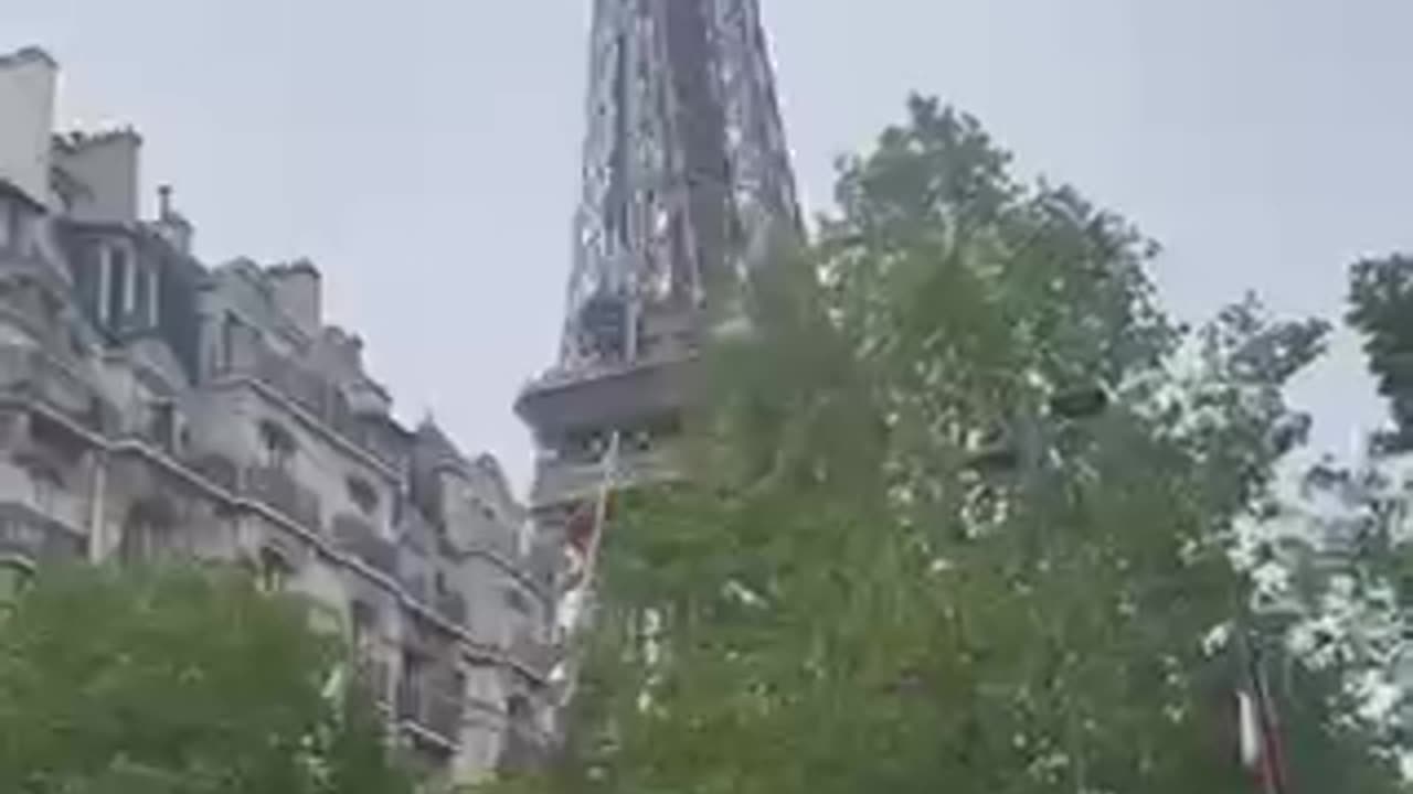 "Modern Paris": A tourist's guide.