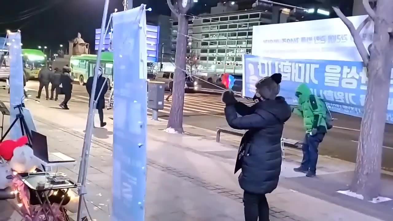 20210114_V3_S02(vyQKXNodnsU)뭔 노래_ 춥지만 음악에 맞춰 율동으로, 세종문화회관 앞에서