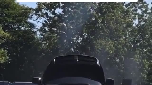 The exhaust of the exhaust pipe queues up in large quantities.