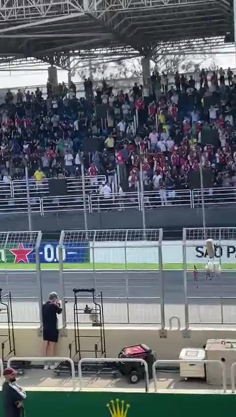 The “new president” was “praised” with a crowd shouting: “Lula, you thief, you should be in jail” .