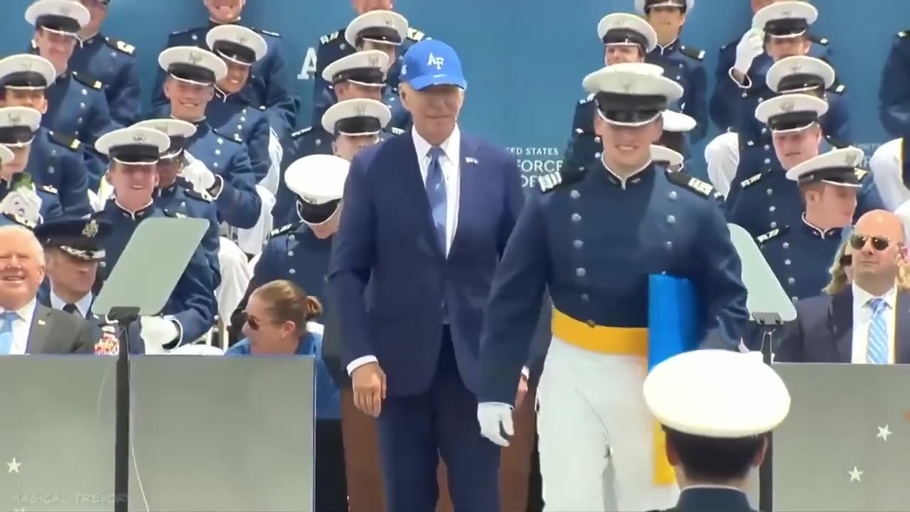 #JoeSclerosis è sempre più rimbambito, e pensare che detiene la valigetta nucleare...