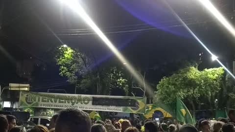 E a noite cai em 2 de novembro e os manifestantes continuam no CTA