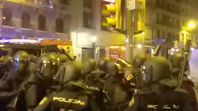 Con Policías nacionales durante el ataque separatista del 18-O en Barcelona