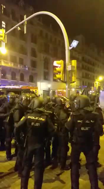 Con Policías nacionales durante el ataque separatista del 18-O en Barcelona