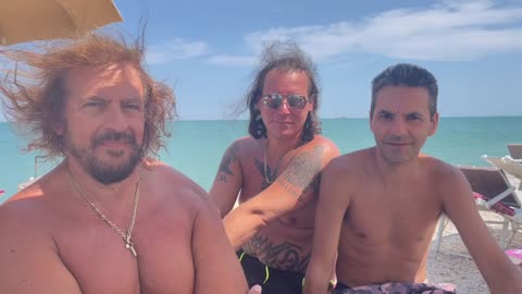 FIJUOLO CHE BUSSA ALLA PORTA...