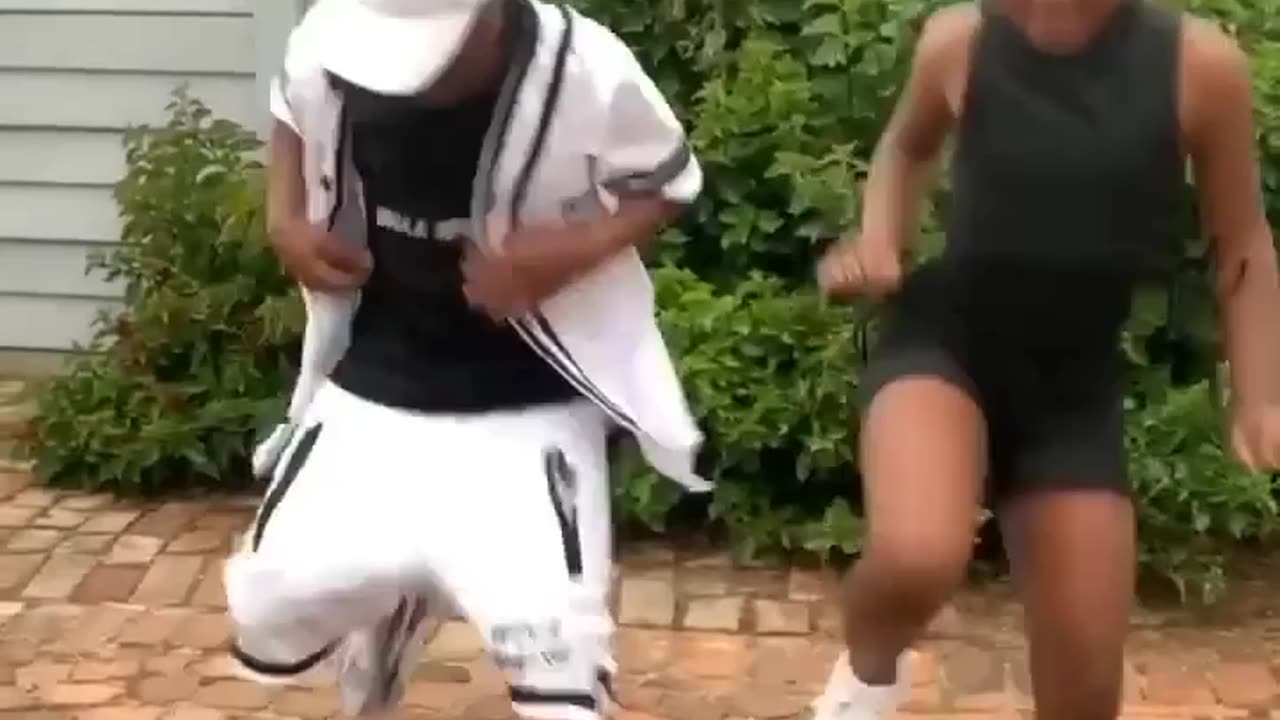 twins dancing to Amapiano song