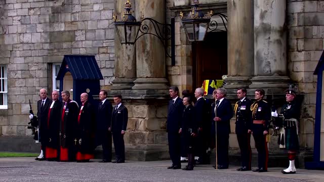 Crowds mourn as the queen begins her last journey