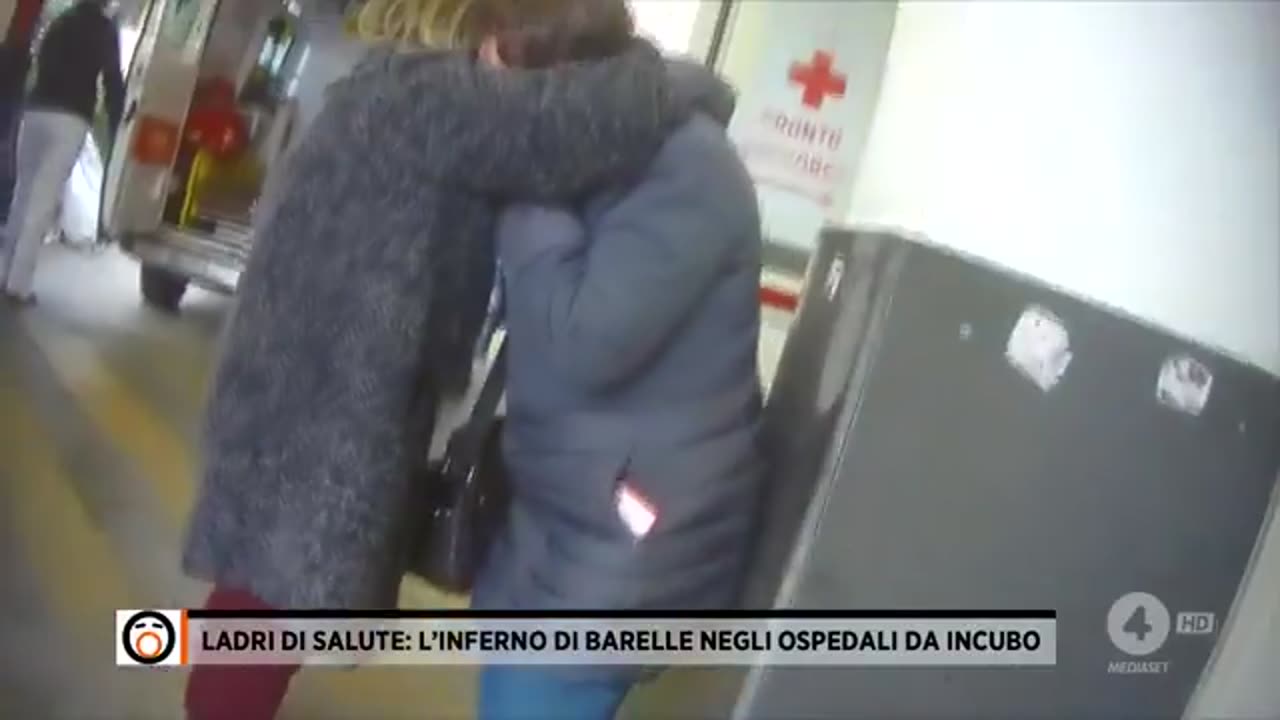 L'inferno di barelle negli ospedali da incubo.