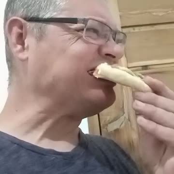 Trying Filipino Frozen Pizza