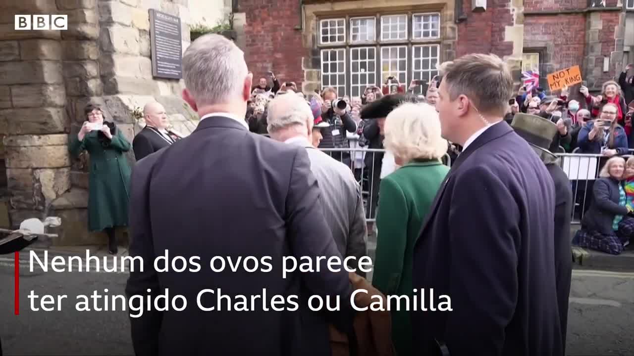 Manifestante atira ovos contra rei Charles