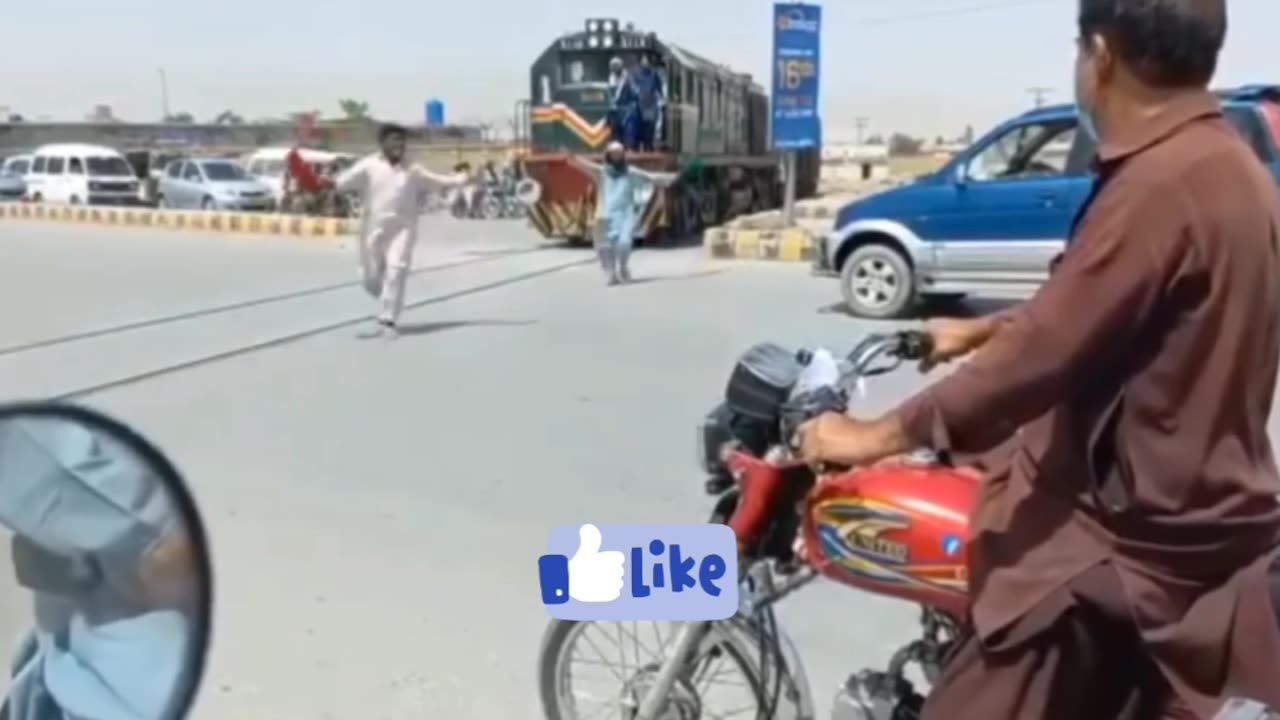 Pakistani train oldest rail gate!