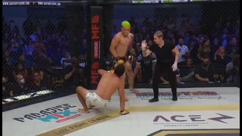 Lutador finge deixar o rival levantar e aplica um nocaute brutal