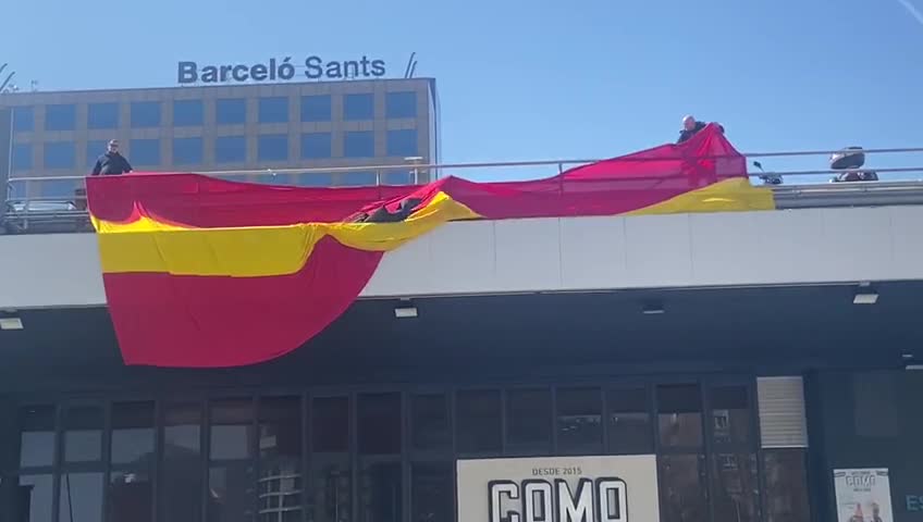 Los catalanes despliegan una gigante bandera de España en Sants por el 11M