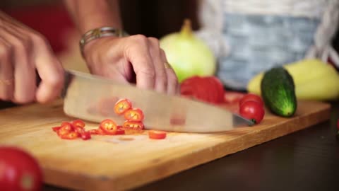 Women cutting the vegetables