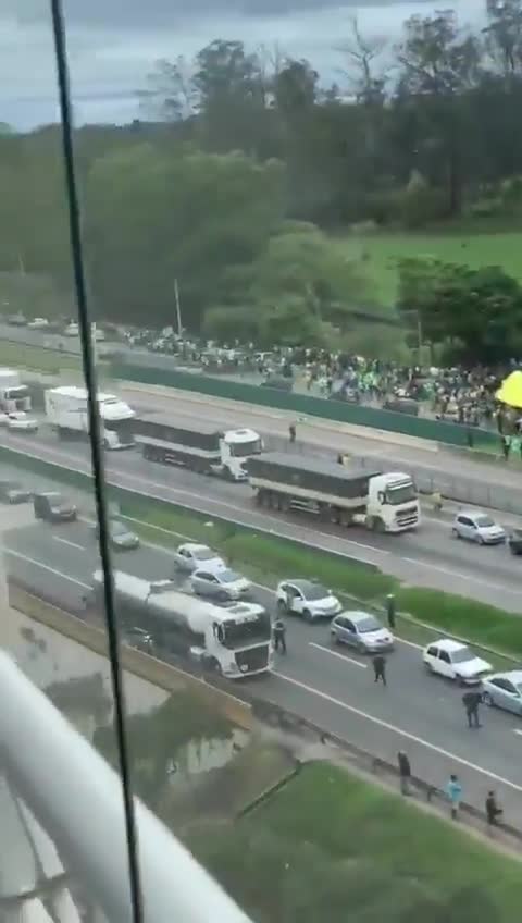 A imprensa brasileira mente!