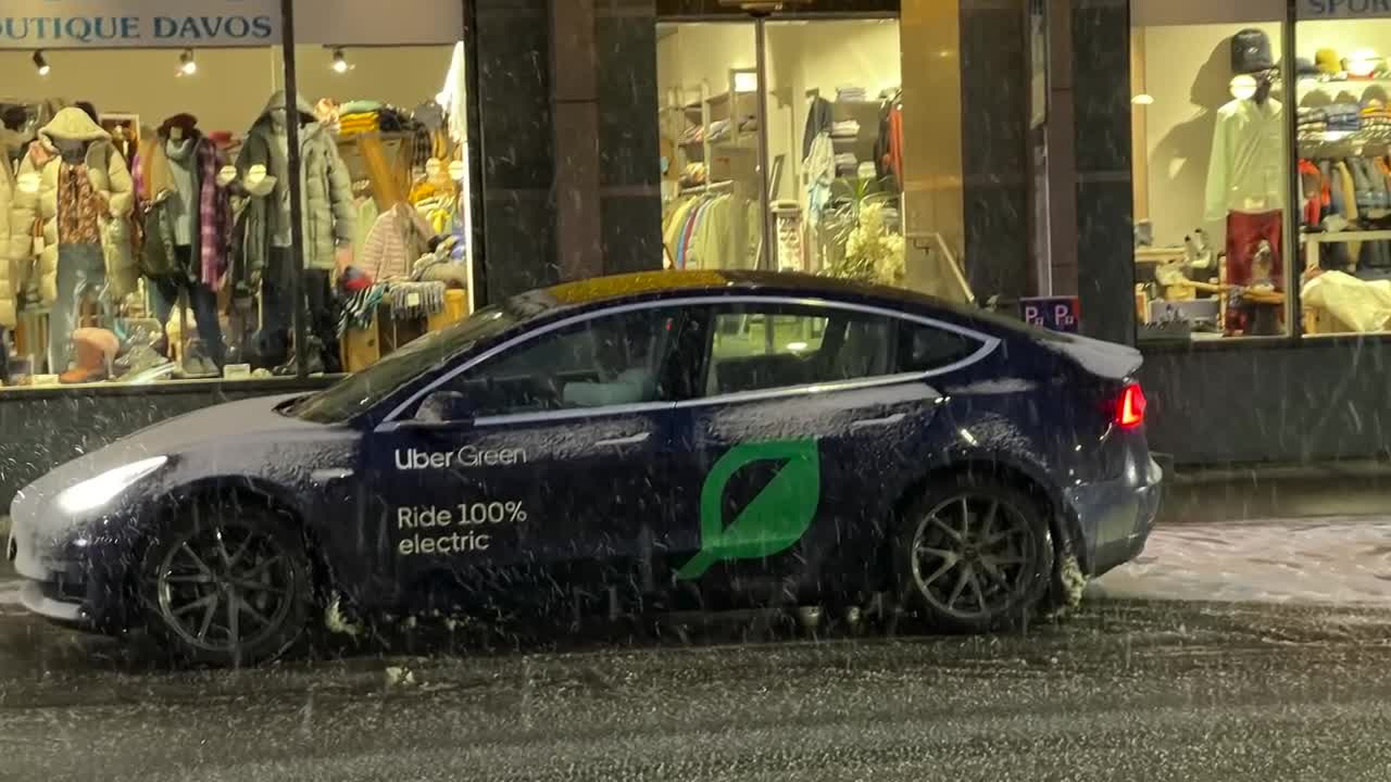 Elite using regular cars in Davos.