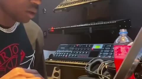 Travis Scott Making A Beat From Scratch!