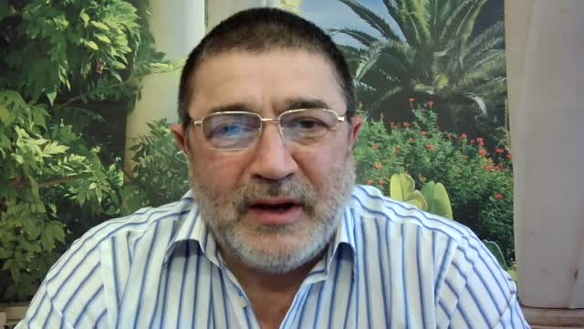 Boul la bou rage și nebun la nebun trage.