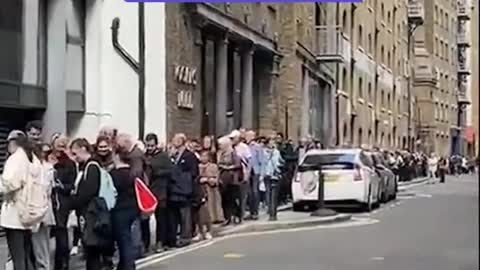 The line to see the Queen's coffin is now over 4 miles long