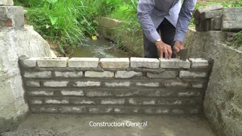 Blocking the flow of water to build small hydroelectricity with a screw turbine