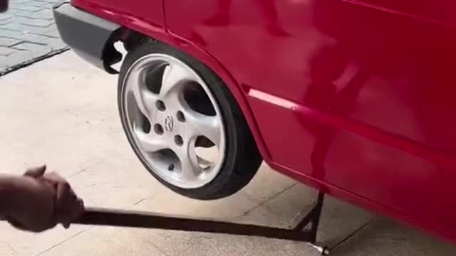 The mechanic faces the messy configuration in the engine