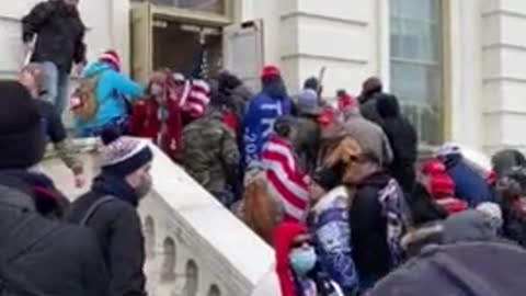 Police stand around as protesters meander into Capitol on J6