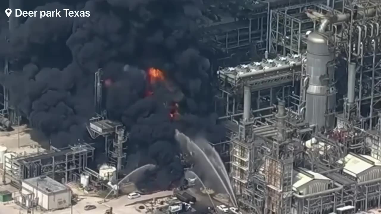 Massive explosion at a oil refinery plant with reports of multiple people injured 📌Deerpark,TX