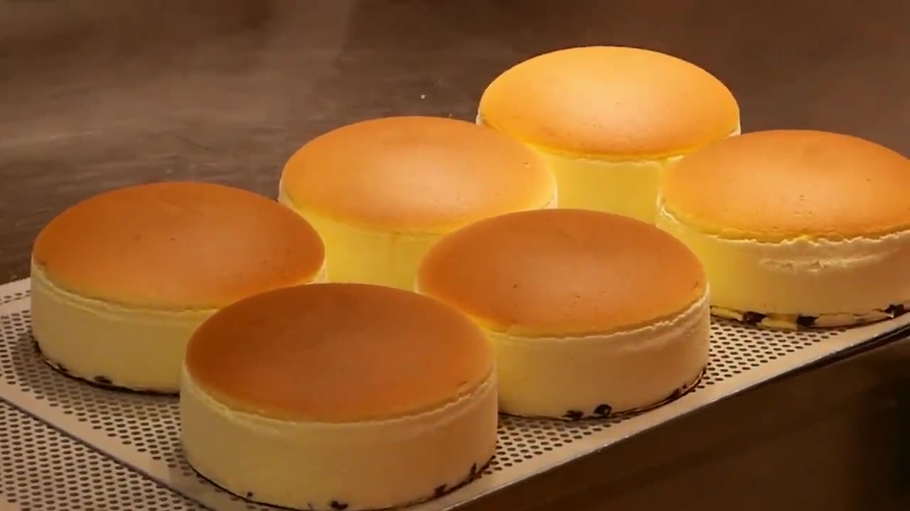 Japanese Street Food - JIGGLY CHEESECAKE Uncle Rikuro's Cheese Cake Osaka Japan