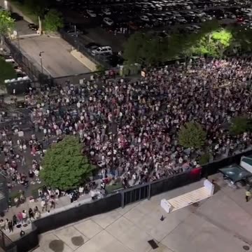 Taylor Swift Updates - 🎥 | New vidéo of the crowd outside the Linc tonight!