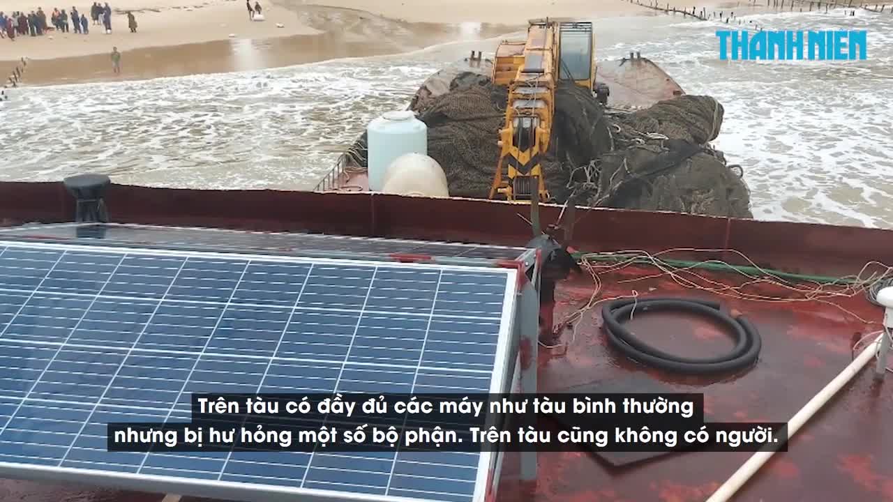 Cận cảnh bên trong tàu sắt bí ẩn trôi dạt vào biển Quảng Trị