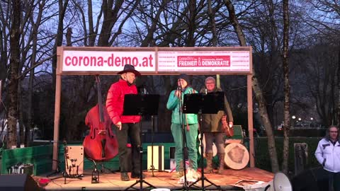 Bregenz, 19.2.22: Sabrina und Angelika von den Freiheitstrommlern